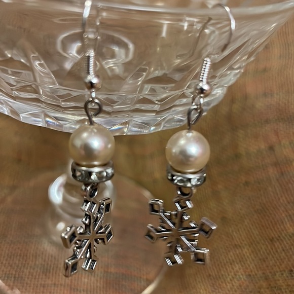 2/25 Handmade Snowflake Earrings Upcycled Real Pearls & Sterling Silver Hooks - Picture 2 of 2